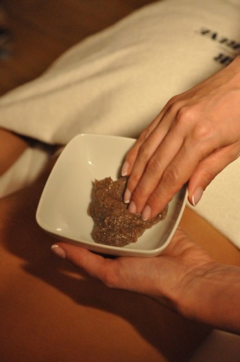 Gommage aromatique aux épices - Cinq Mondes - Spa Luxe Sr Mazarine Aix Gommage aromatique aux épices - Cinq Mondes - Spa Luxe Sr Mazarine Aix